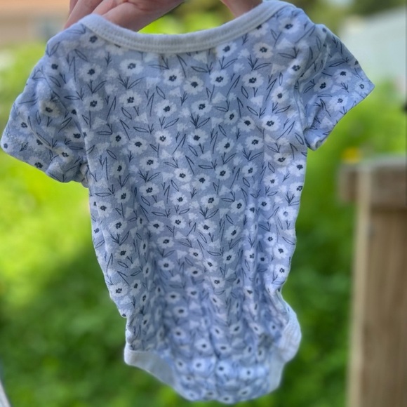 LOT OF THREE short sleeve onesies, size 0-3 months - Picture 4 of 8